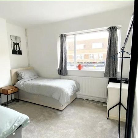 4 Bedroom Property Close To The Harry Potter Studio And Watford Junction Exteriör bild
